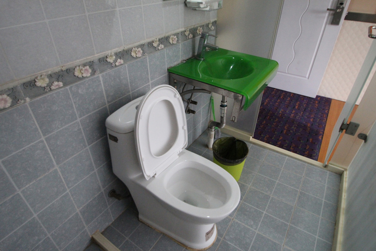 Bathroom 2, Yuebin Chain Hotel Shanghai Xinqiao, Shanghai