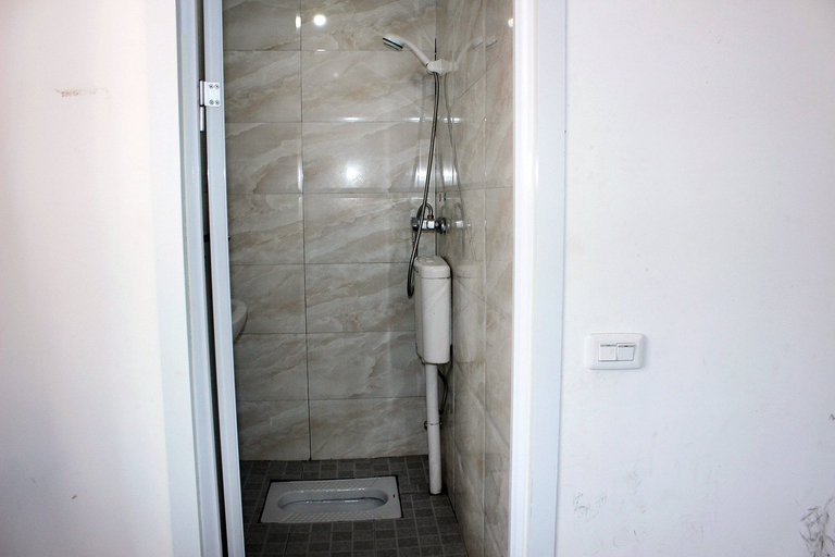 Bathroom 3, Xiao Hotel (Ten five year old shop), Shiyan