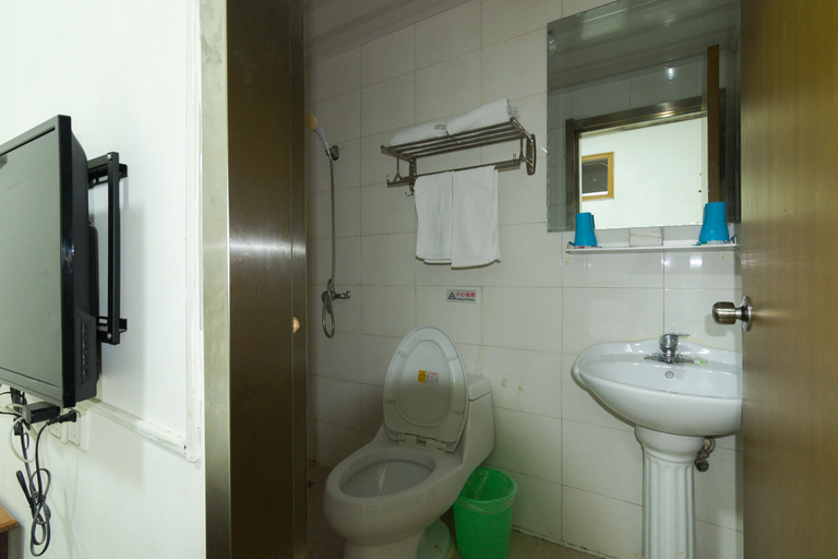 Bathroom 3, Hongfeng Hostel, Yangzhou