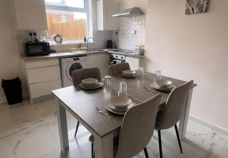 Private kitchen, 2-bed House, Sleeps 4 With Parking & Garden, Durham