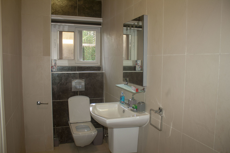 Bathroom 5, Sapphire Court, Accra