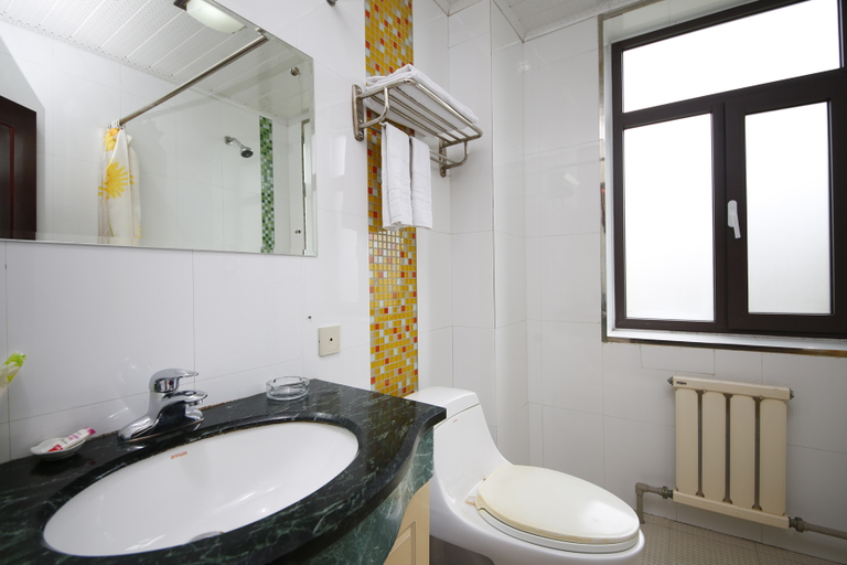 Bathroom 2, Huashipai Business Hotel, Sinŭiju