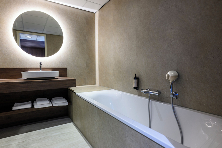 Bathroom 5, Van der Valk Theaterhotel Almelo, Almelo