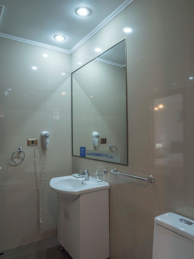 Bathroom 4, Econohotel, Biobío