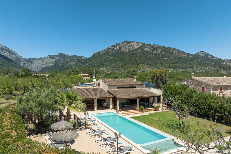 Room 2, Sa Xabola in Selva With 5 Bedrooms and 4 Bathrooms, Baleares
