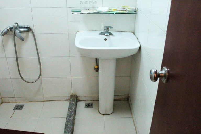 Bathroom 2, Jiaojiang Business Hotel, Shanghai