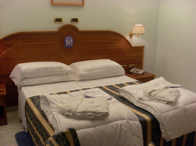Bedroom 3, Hotel Ambassador, Teramo