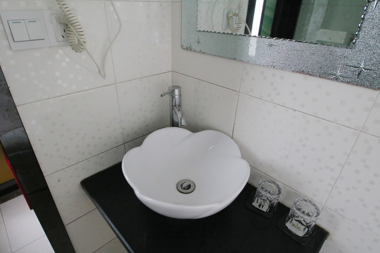 Bathroom 2, Pattaya Boutique Hotel, Shanghai