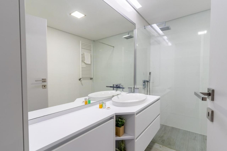 Bathroom 2, Porto & Douro Vista Apartments by Inviting, Gondomar