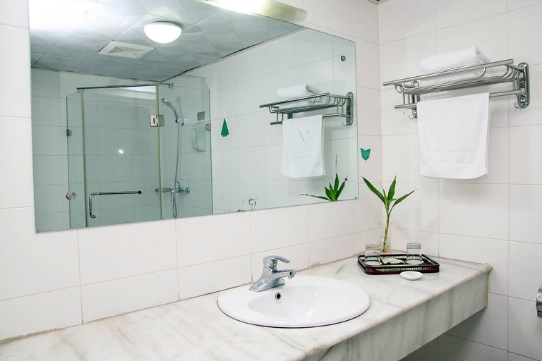 Bathroom 3, Qing Jiang Garden Hotel, Yichang