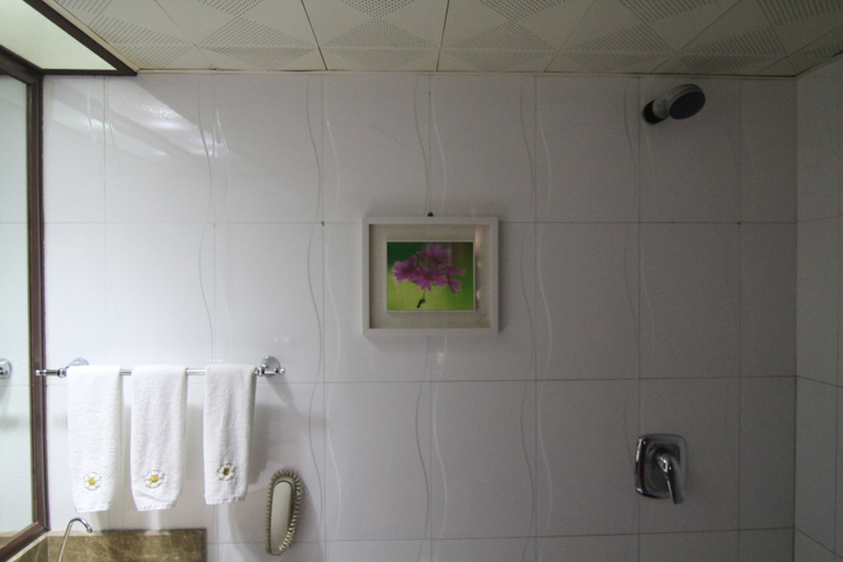 Bathroom 4, Vienna Hotel Shanxi Yuncheng Huaidong Road, Yuncheng