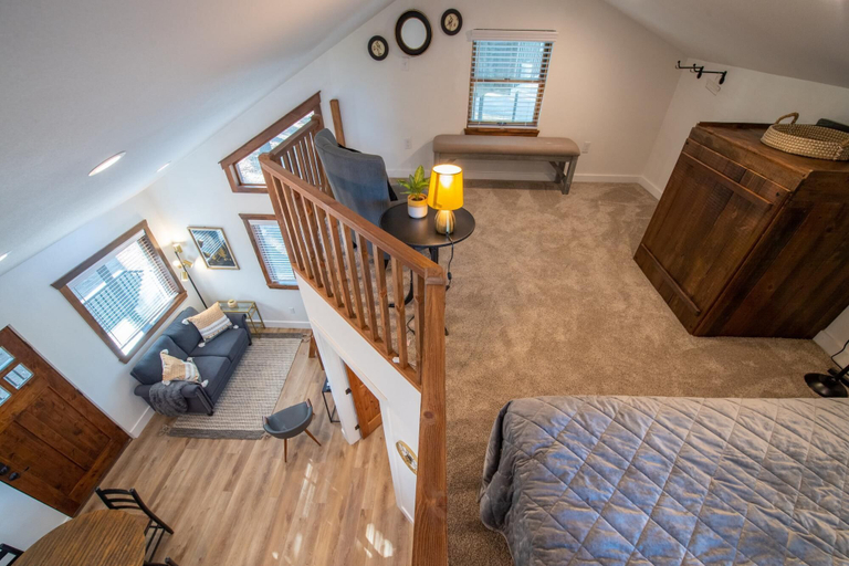 Bedroom 3, The Goldfinch Cabin 15 MIN to Magnolia Baylor, McLennan