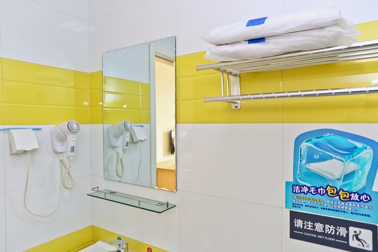 Bathroom 2, 7Days Inn Chain Hotel (Tianjin Dongli Development Zone Light Rail Station), Tianjin