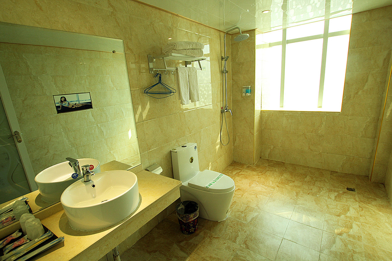 Bathroom 5, Xinjindu Hotel, Guilin