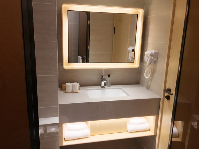 Bathroom, JI Hotel Shanghai Qibao Qixin Road, Shanghai