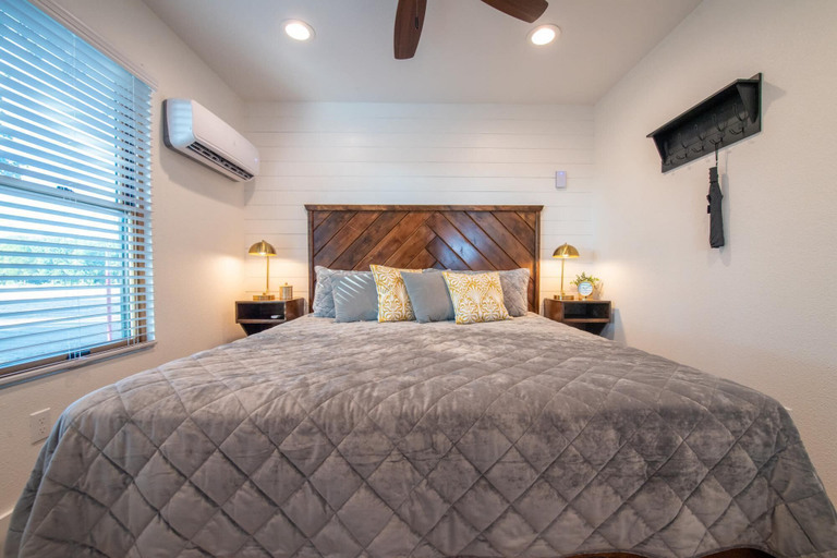 Bedroom 4, The Goldfinch Cabin 15 MIN to Magnolia Baylor, McLennan
