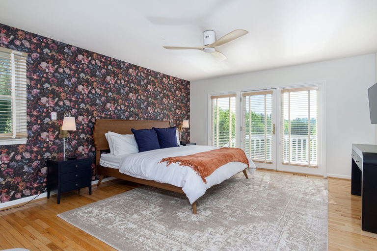 Room 3, Massive Asheville Compound A Memorable Experience, Buncombe