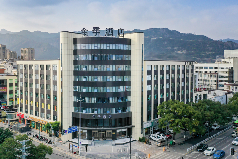 Exterior & Views