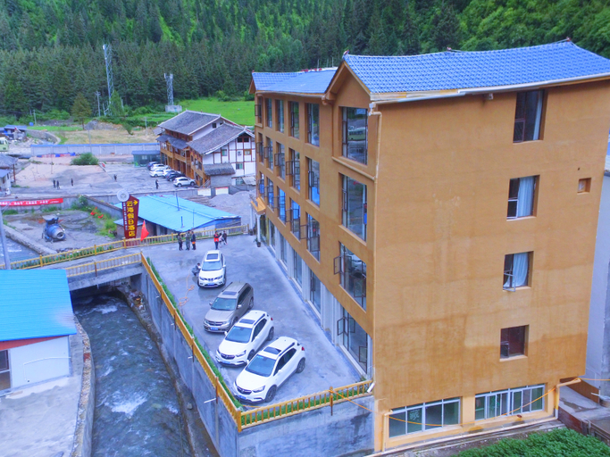 Exterior & Views