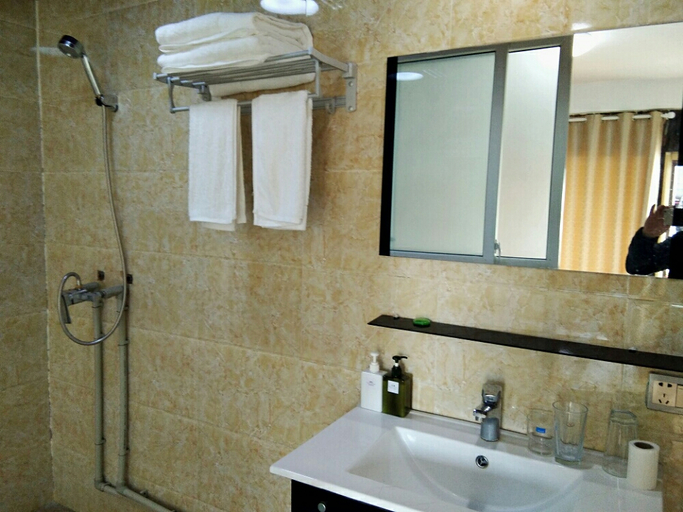 Bathroom, Yinian Zhijian Hostel, Dêqên Tibetan