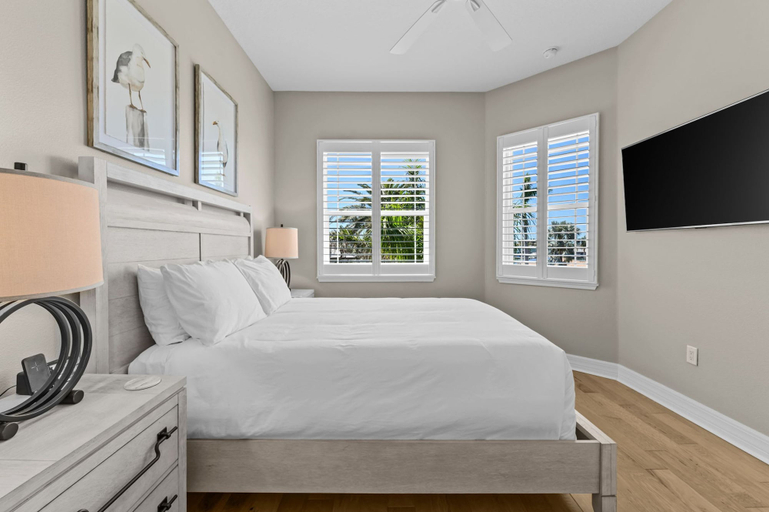 Room 2, Luxury Waterfront 4Br Private Heated Pool Hot Tub, Pinellas
