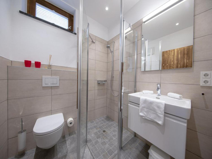 Bathroom 4, Alpine Chalet with Ski-In Access, Zell am See