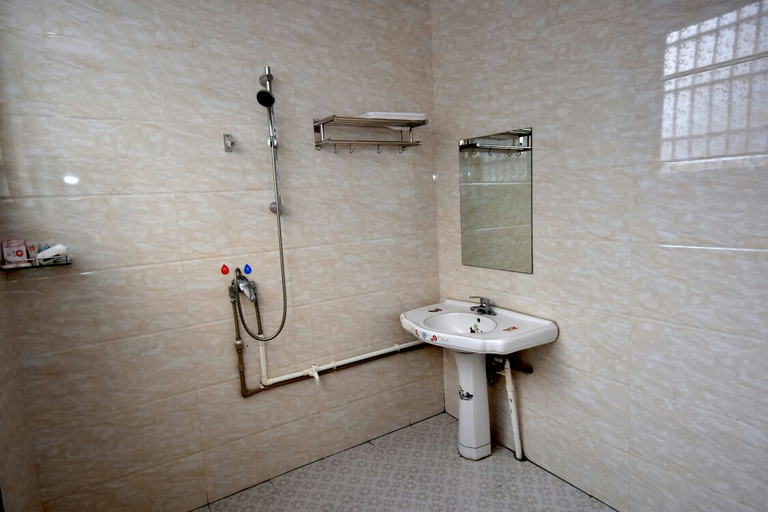 Bathroom 4, Huangyao Xinyi Inn, Hezhou