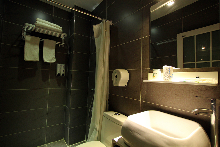 Bathroom 2, Zhennihua Inn, Guilin