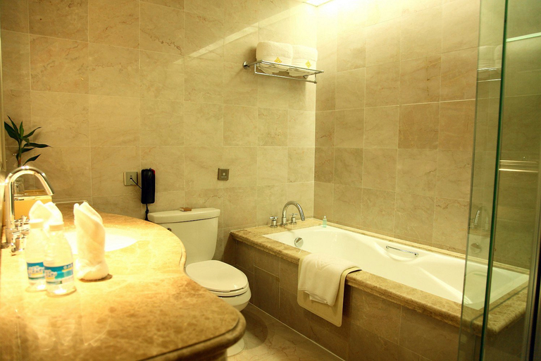 Bathroom 2, Jinling Huifu Hotel, Yangzhou