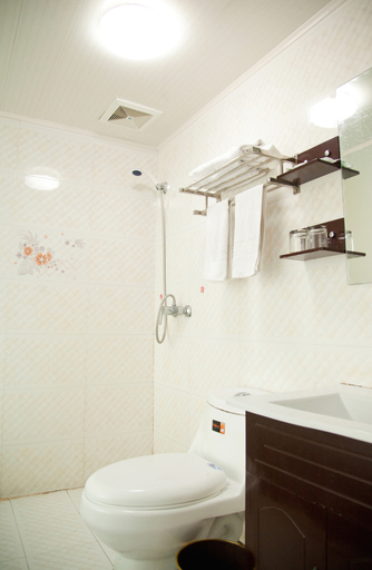 Bathroom 2, Jieba Business Hotel, Hangzhou