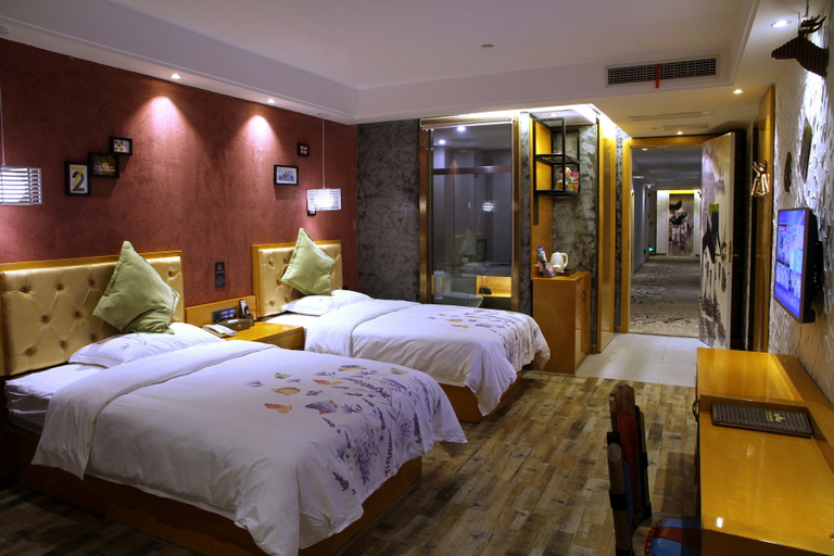 Bedroom 2, Crown Seminal Hotel, Chongzuo