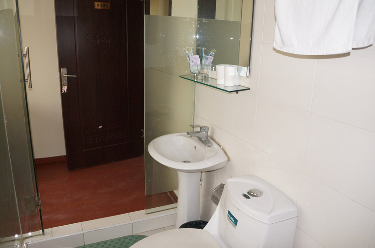 Bathroom 3, Shanghai Maoyi Hotel, Shanghai