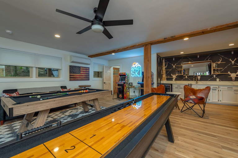 Room 5, 5 Min to Hatley Pointe Apr s Ski Hottub Firepit, Madison