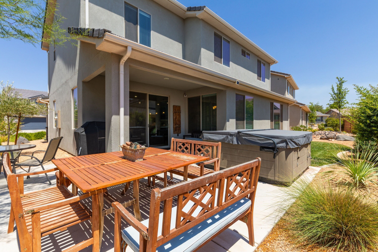 Outdoor dining 3, Above Parr - Pet Friendly! 5 Bedroom Home, Washington