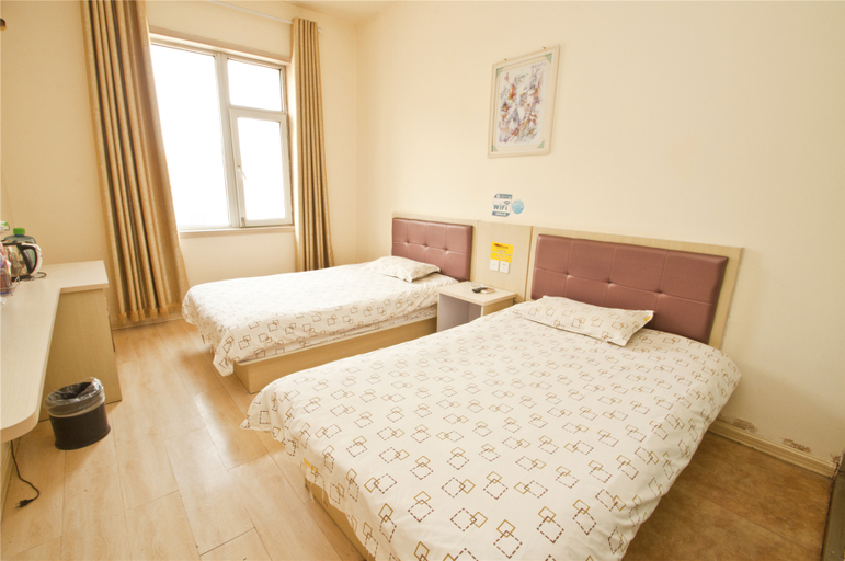 Bedroom 3, Champs Elysees Holiday Inn, Heze