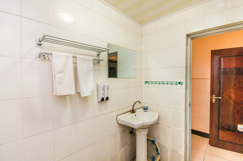 Bathroom 2, Yongxing Inn, Leshan