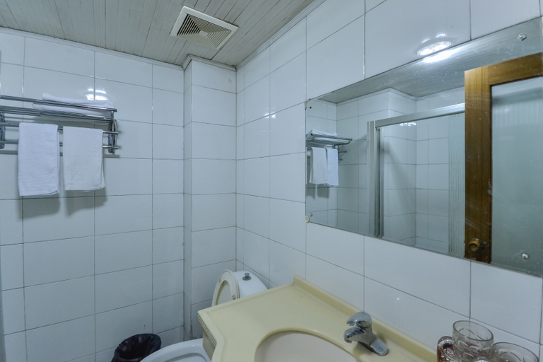 Bathroom 5, Jin'ou Hotel, Wenzhou