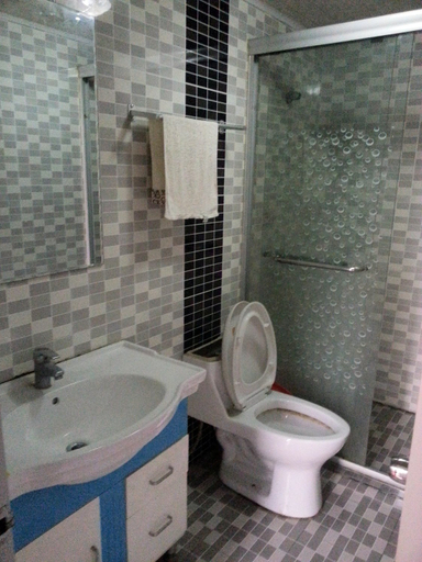 Bathroom 4, Jujia Hostel, Changzhou