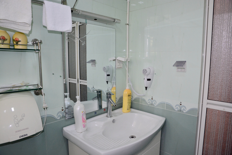 Bathroom 2, Nanjin Tulou Hotel, Zhangzhou
