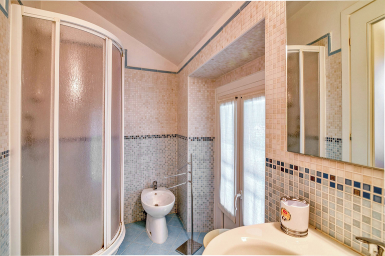 Bathroom 5, Piccolo Mondo Antico: Stresa 2BR Apartment With Lake View, Verbano-Cusio-Ossola