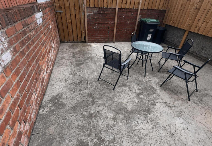 Outdoor dining 4, 2-bed House, Sleeps 4 With Parking & Garden, Durham