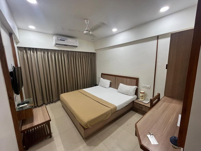 Bedroom 3, Hotel Golden Plaza, Surat