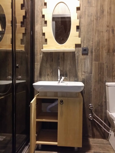 Bathroom 5, Bir dem Urla, Urla