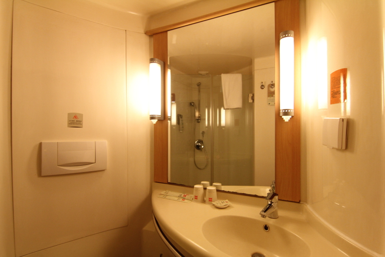 Bathroom 3, Ibis Hotel (Yangzhou Wanda Plaza), Yangzhou