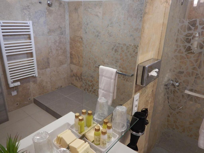 Bathroom, Hotel Miramar- Cap d'Antibes - La Garoupe plage, Alpes-Maritimes