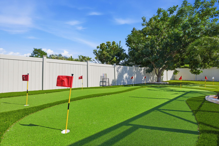 Room 4, Poolside Oasis Sleeps 8 Game Room Putt Putt, Manatee