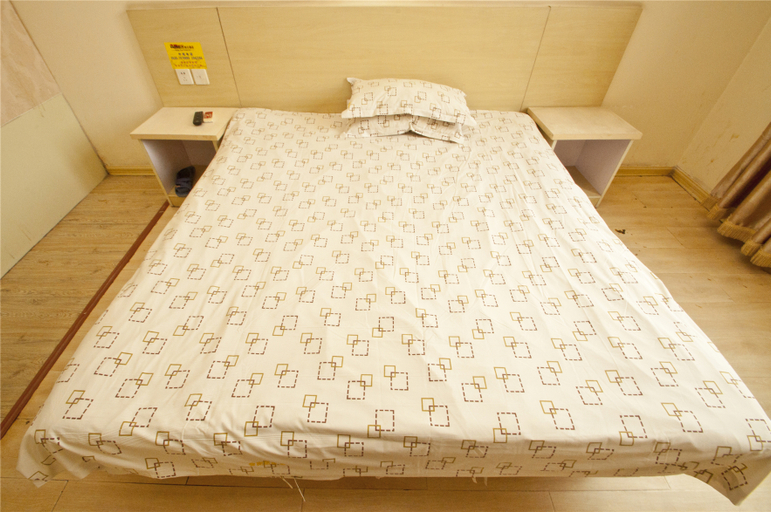Bedroom 4, Champs Elysees Holiday Inn, Heze