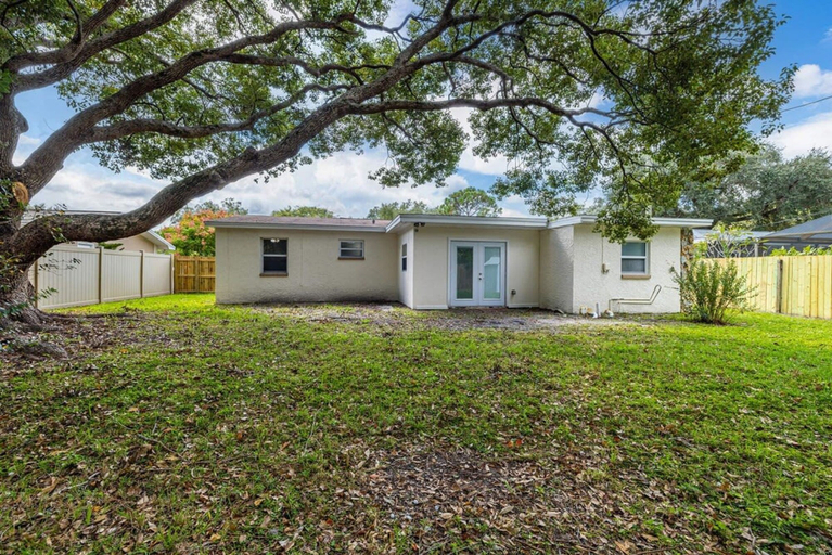 Room 4, Monthly Rental Comfy Beds Great for Remote Work, Pinellas