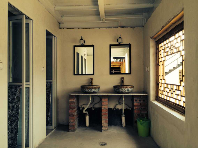 Bathroom, Xiangmo Youth Hostel, Dali Bai