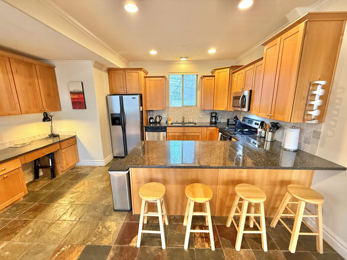 Private kitchen 5, Spacious Townhome Near Downtown, Salt Lake